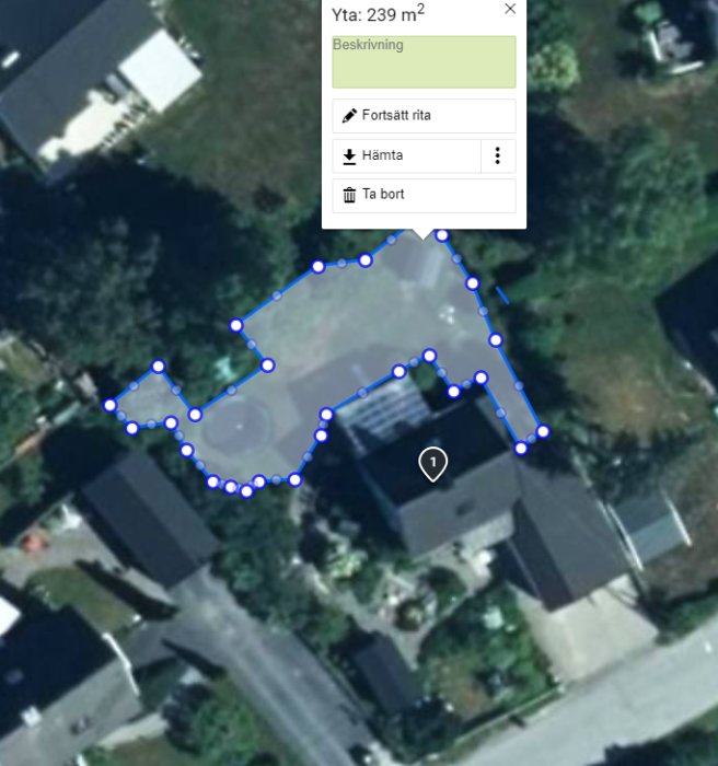 Satellitbild över en trädgård med markerad yta på 239 m² för robotgräsklippare, inkluderar träd och lekstuga.