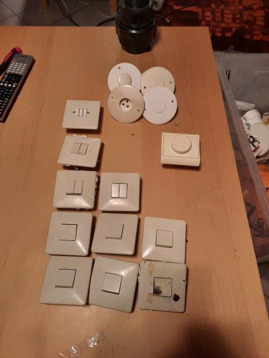 Eluttag och ljusbrytare av olika typer uppställda på ett bord, redo för hämtning.