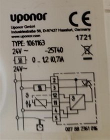 Etikett med kopplingsschema för Uponor termostat modell 106163 för golvvärme.