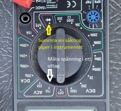 Närbild av en multimeter med inställningsvred pekande mot en funktion för att summera säkring, text som beskriver processen.