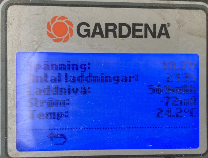 Närbild på en GARDENA robotgräsklippares display som visar spänning och batteristatus med 595mAh och 24,2°C.