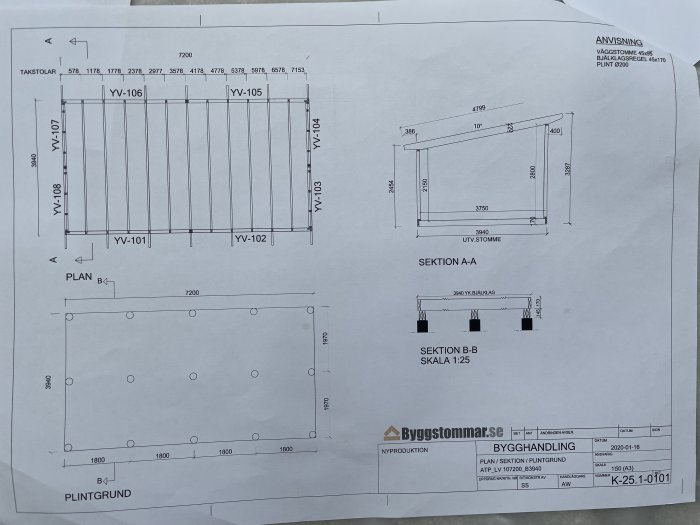 Arkitektonisk ritning med mått för en planlösning och en sektion av en grund.