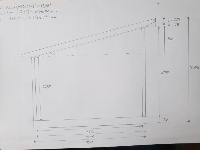 Handritad skiss av byggprojekt med mått och vinklar noterade.