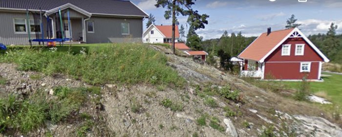 Altanbygge-frågeställning: Backig trädgård vid hus som behöver förslag för altanbygge.