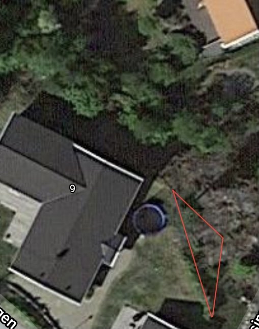 Luftvy över ett hus med markerat område för tänkt altanbygge.