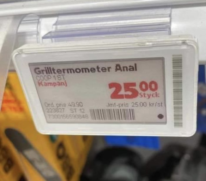 Etikett för grilltermometer med prisinformation i en butik.