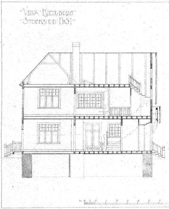 Ritning av Villa Kjellborg från 1905 som visar fasaden med klassiska detaljer, flera fönster och en balkong.