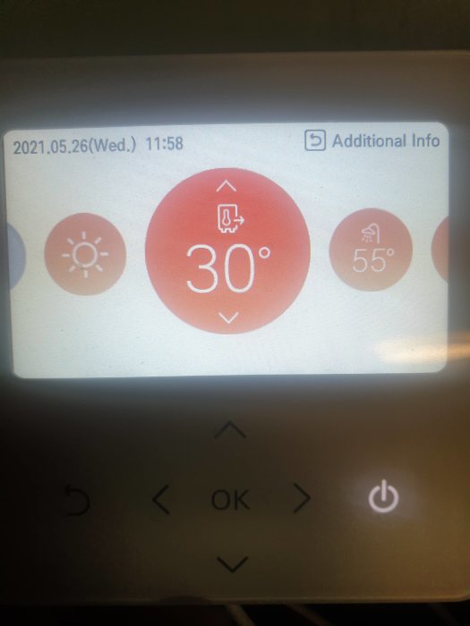 Display på en LG Therma V värmepumpsregulator som visar 30° inställning och ytterligare information.