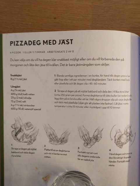 Recept på pizzadeg med jäst visas i en öppen kokbok med instruktioner och illustrationer för olika steg i degberedningen.