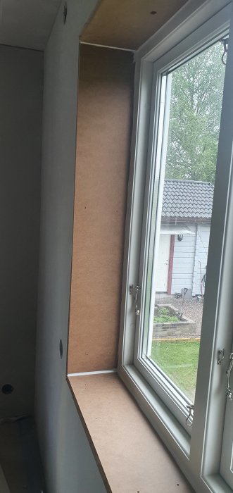 MDF-paneler installerade i fönstersmygar, redo för fogning och målning.