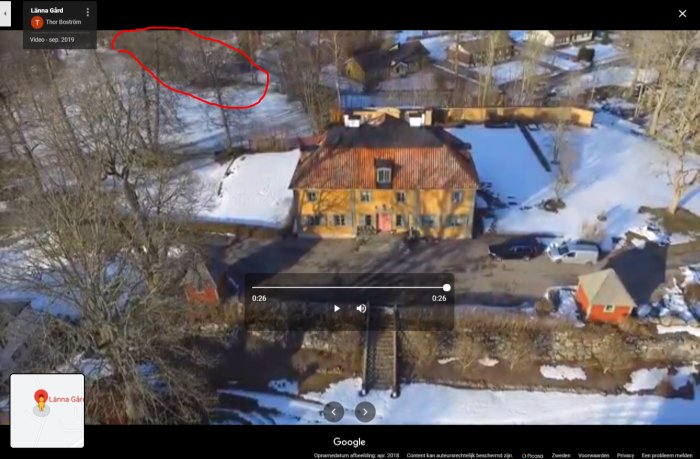 Flygfoto över Länna gård med inringat område där träd tidigare kan ha stått vid dammen.