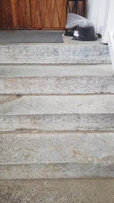 Entretrappa av sliten kalksten i behov av byte av steg.