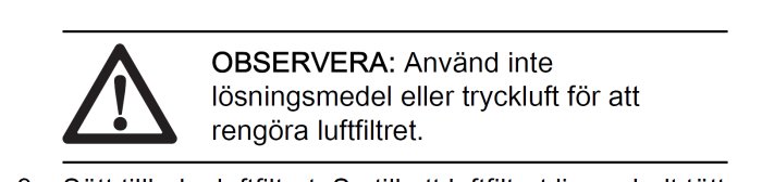 Varningsikon med text som instruerar att inte använda lösningsmedel eller tryckluft för att rengöra luftfilter.