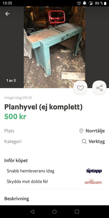 Använd planhyvel i turkos färg med röda detaljer i en verkstadsmiljö, ej komplett, prislapp 500 kr.