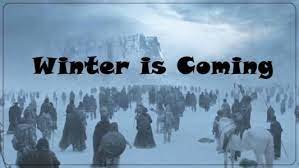 En grupp människor klädda i vinterkläder vandrar i snölandskap med texten "Winter is Coming".