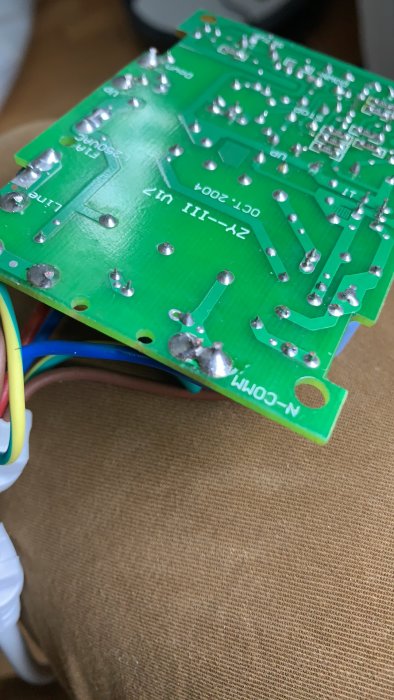 Närbild av kretskortets baksida från en styrbox till en motordriven projektorduk.