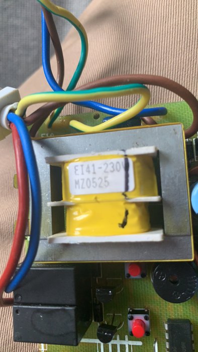 Elektronisk kretskort med transformator och anslutna kablar, möjlig felkälla för en projektorduk.