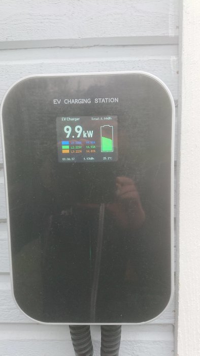 Elbilsladdningsstation som visar 9.9 kW laddning med totalt 1.14 kWh levererad energi.