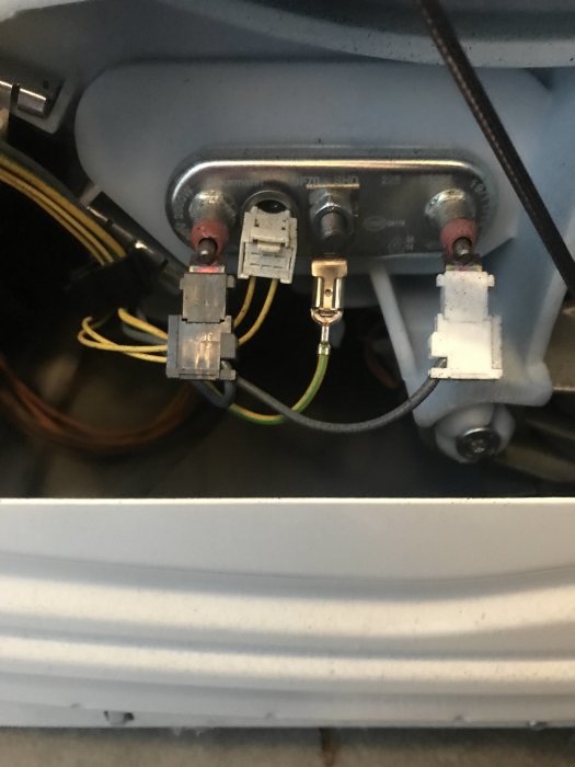 Värmeelement i en Bosch tvättmaskin modell WAP28368SN/06 med synliga elektriska anslutningar och kablar.