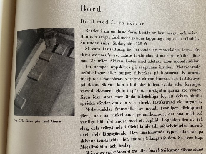 Bild ur en snickeribok från 1934 som visar en träskiva fastsatt med klotsar till bordets sar.