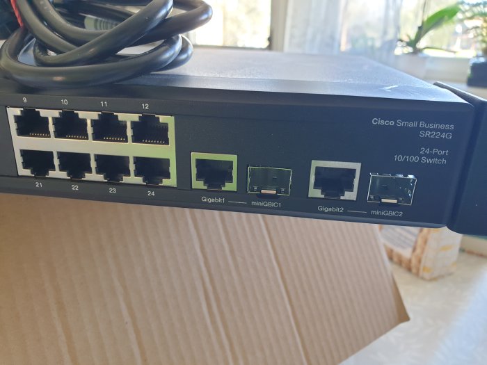 Cisco Small Business 24-port 10/100 switch med kablar på ett bord.