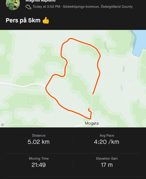 Skärmdump av en löpsträcka på 5,02 km markerad med orange linje på en karta, med tid och tempo.