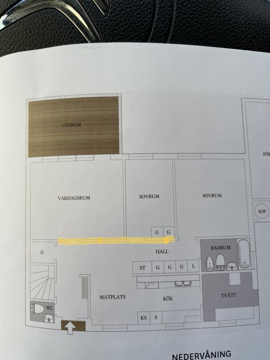 Planritning av ett hus med markerad öppning på 6 meter för en inbyggd balk, med angivna mått och rumsnamn på nedervåningen.