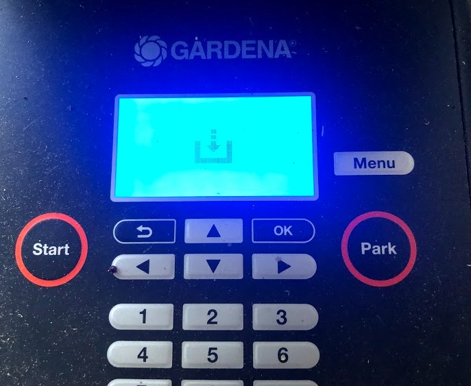 Gardena Sileno+ R160Li robotgräsklipparens manöverpanel med en okänd symbol på skärmen.
