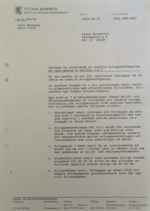 Dokument från Ystads kommun gällande ansökan om enskild avloppsanläggning från 1992, med detaljer om filterbädd och andra krav.