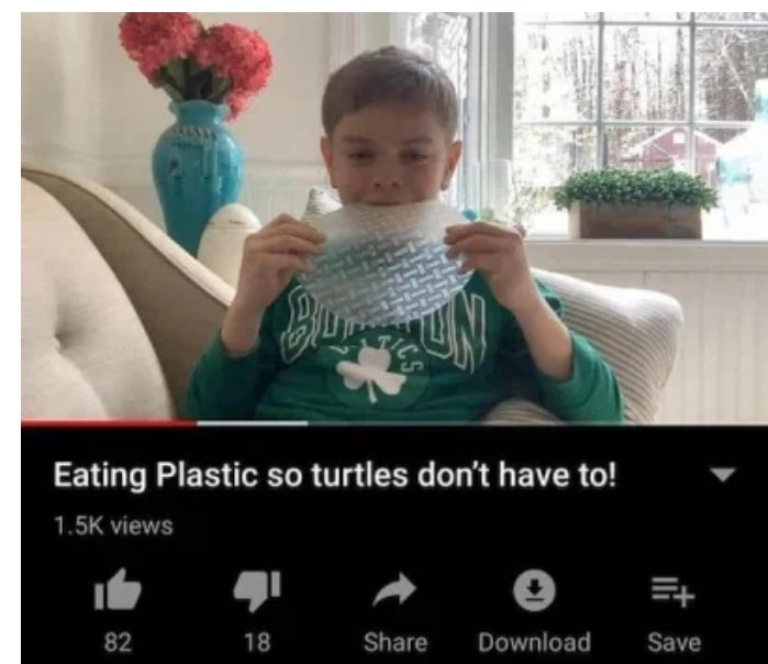 Pojke i grönt med plastbubbelplast nära munnen, titel "Eating Plastic so turtles don't have to!" på videospelare.