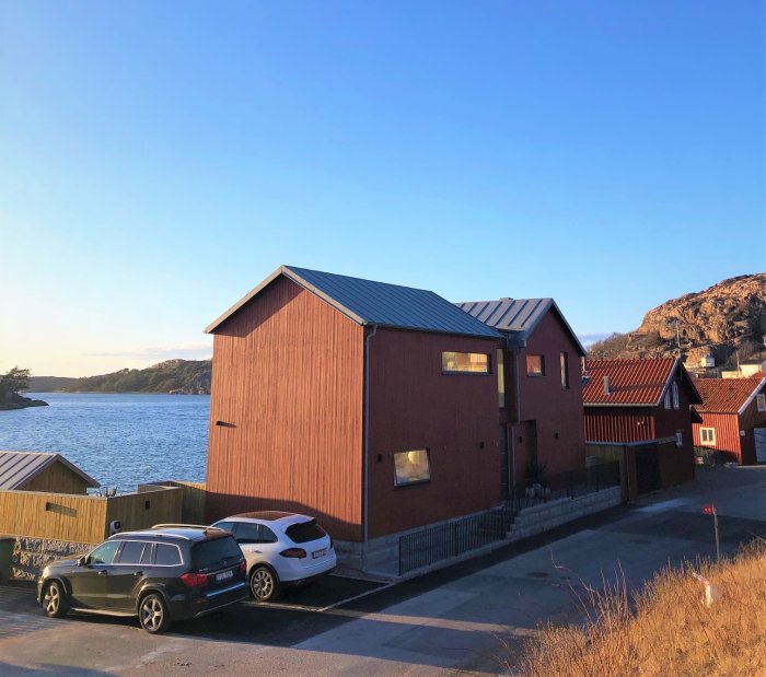 Rött, nytt bostadshus vid havet i Fjällbacka, designat av Werner Arkitekter.