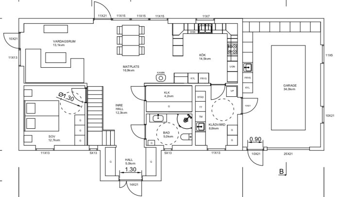 Ritning av ett hus med markerade rum som vardagsrum, kök, sovrum och garage samt måttangivelser.