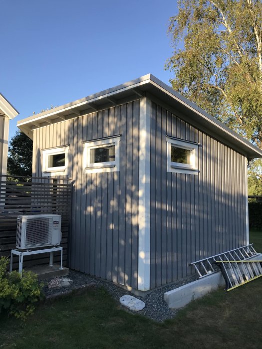 Exempel på attefallshus med falsad bandplåt, trekantslist och vindskiva på taket.