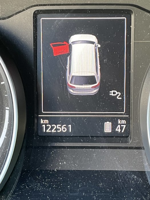 Bilens instrumentpanel visar batterinivå på 47 kvar och körsträcka på 122561 km.
