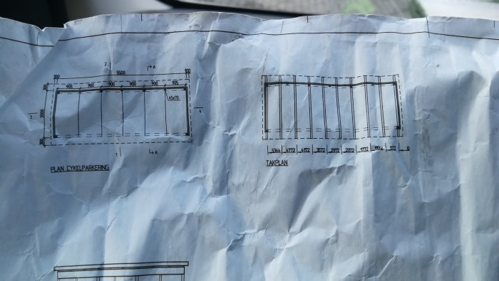 Skrynklad byggritning för cykelparkering och takplan.