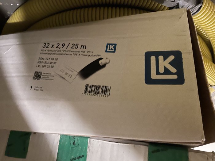 En rulle gul PE-X rör för golvvärme från LK med etikett som visar storleken 32 x 2,9/25 m.