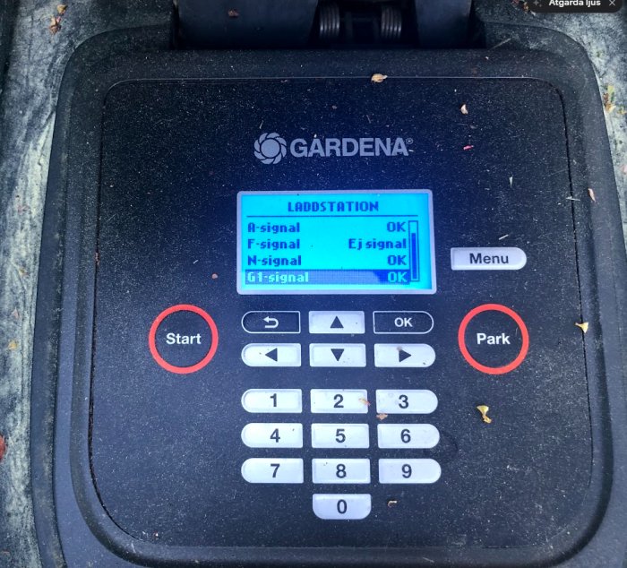 Gardena Sileno+ robotgräsklipparens display visar status för laddstationens signaler med ett fel på F-signalen.