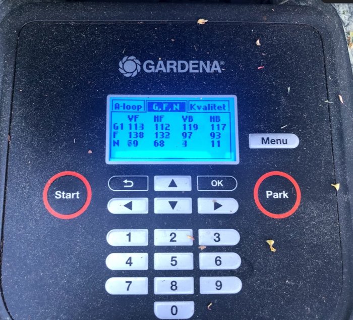 Robogräsklipparens display visar testmeny med signal-värden för F-signal och N-signal.