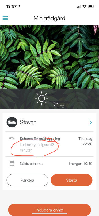 Skärmdump av en mobilapp med namnet "Min trädgård", väderwidget och en laddningstimer för gräsklippning.