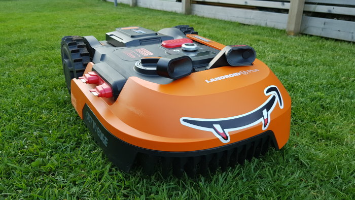 Orange robotgräsklippare på gräsmatta, modell Landroid S Plus.