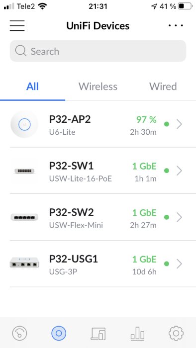 Skärmgrabb av Unifi Devices-lista på mobil med status för olika nätverksenheter.