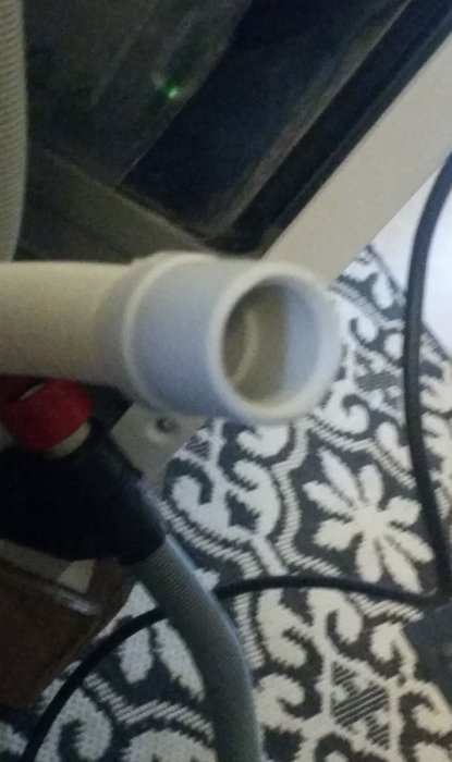 Diskmaskinslutning som inte passar till vattenröret, behöver adapter, i hemmamiljö.