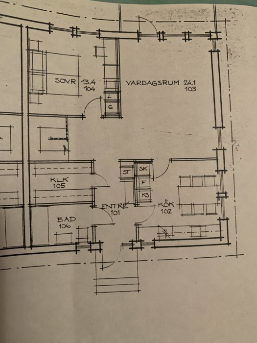 Ritning av en husplan visar rumsuppdelning med dimensioner, troligen en övervåning.