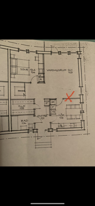 Ritning av övervåning i parhus med markerad väggstump som diskuteras i inlägget.