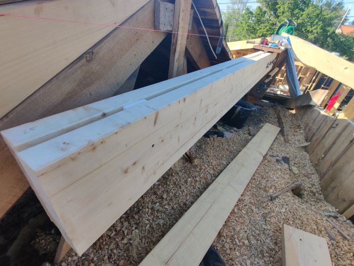 En förlängd HEB balk med limträ och gipsskivor som distanser i en pågående byggnadsrenovering.