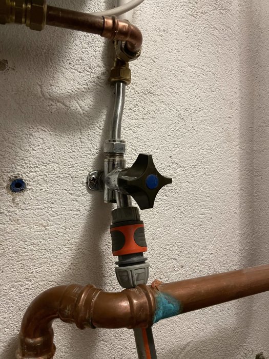 Kopparrör anslutet till väggkran med PEM-rör och kopplingsstycke för utomhuskran projektering.