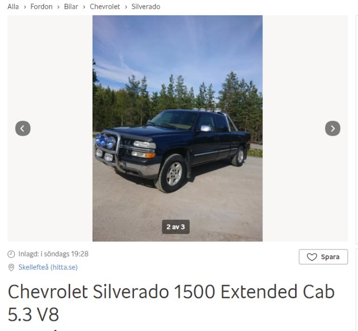 Chevrolet Silverado 1500 Extended Cab parkerad utomhus med skog i bakgrunden.