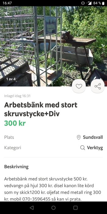 Arbetsbänk med skruvstycke ute i en trädgård, annonstext och pris synligt på skärmen.