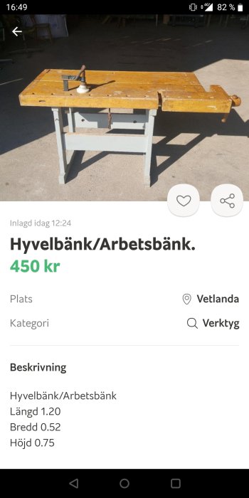 Använd hyvelbänk eller arbetsbänk i trä med mässingsdetaljer på blått stativ, synligt nött och använd.