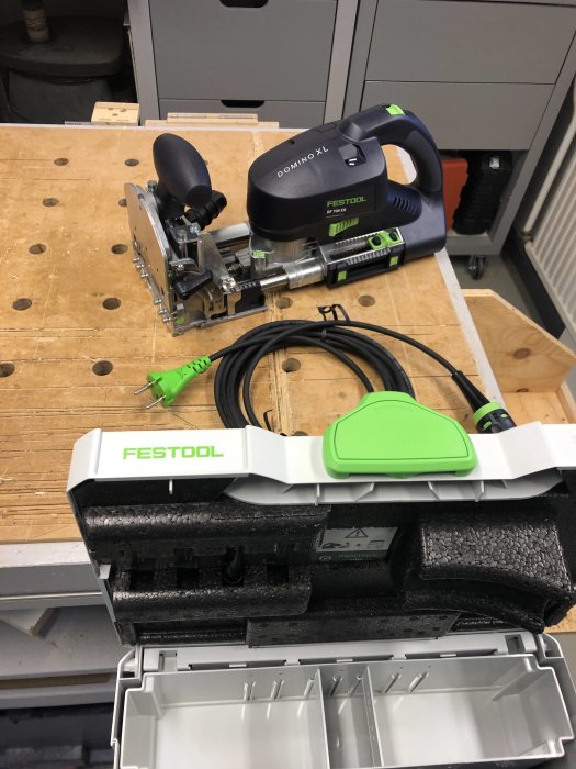 Festool Domino XL snickeriverktyg uppackat på verkstadsbord.